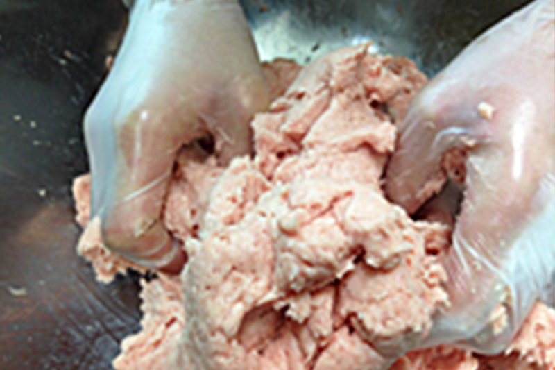 ①若鶏のミンチを手でこねる