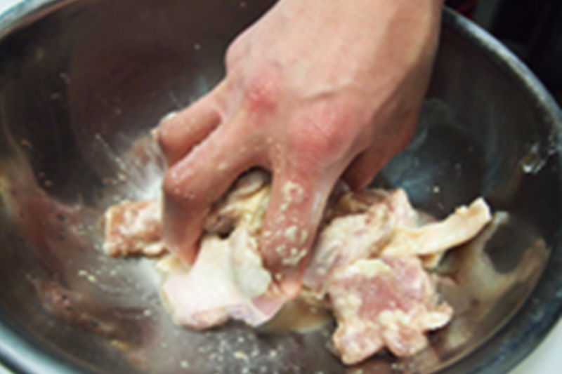 ①下味を付けた肉をもみ込む