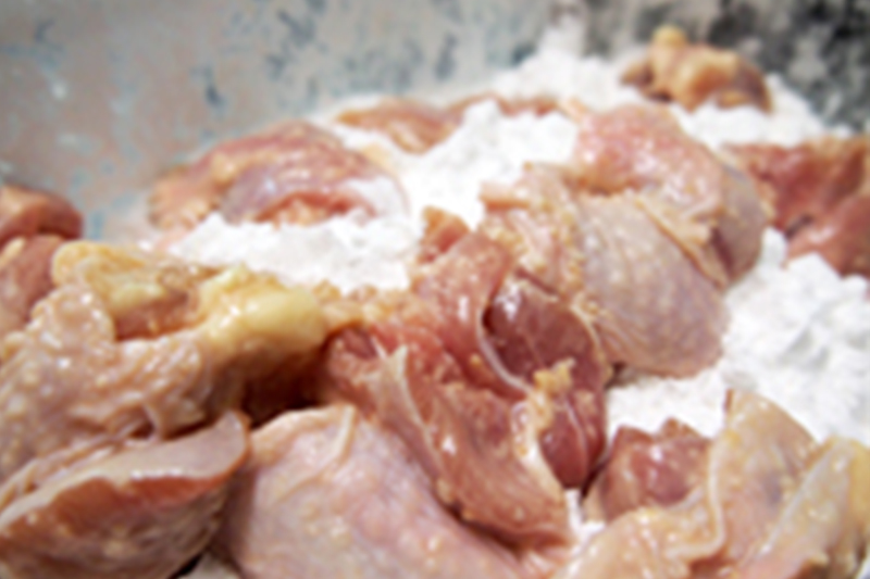 ②片栗粉をまぶす